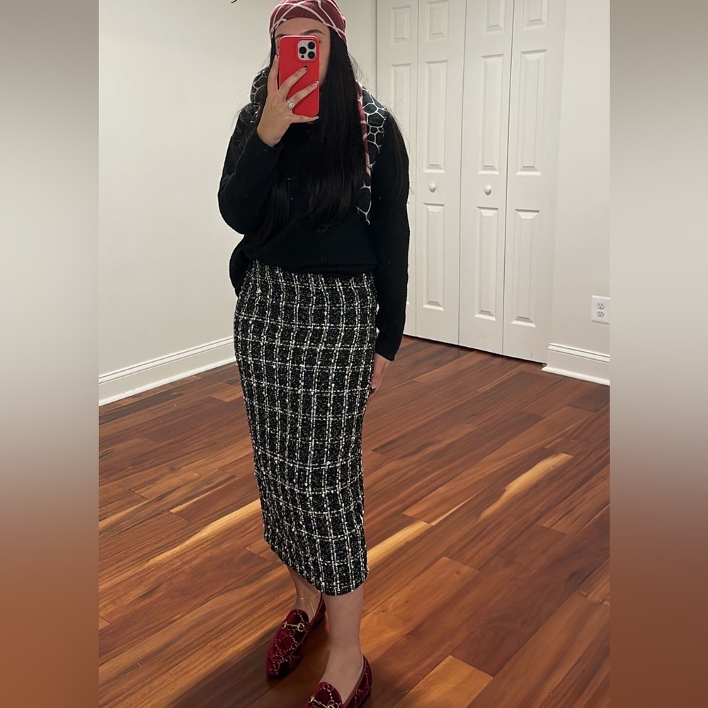 Tweed Skirt with a small slit in the back Size S/M